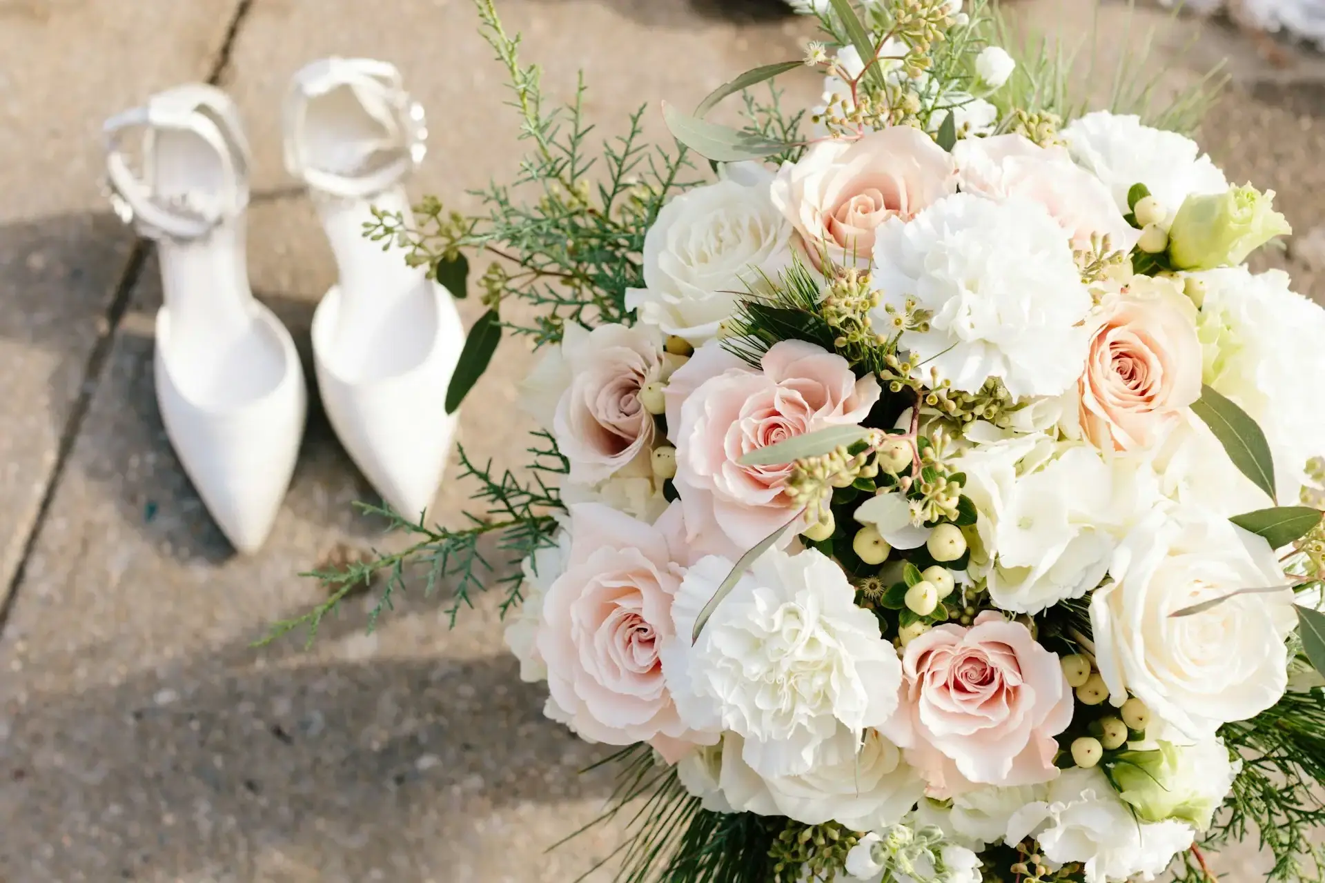 Brautstrauß für Hochzeit mit grün und rose