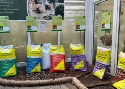 Blumenerde und Pflanzerde für verschiedene Gartenpflanzen in der Gärtnerei Ohlemeyer