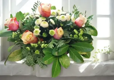 Strauß mit cremefarbenen Rosen, weißen Chrysanthemen und grünem Beiwerk