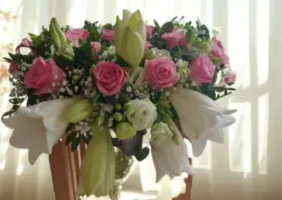 Blumengesteck mit rosa Rosen und weißen Lilien aus der Gärtnerei Ohlemeyer