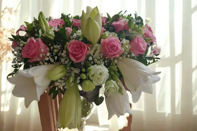 Blumengesteck mit rosa Rosen und weißen Lilien aus der Gärtnerei Ohlemeyer