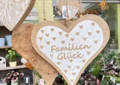 Dekoratives Holzherz mit Schriftzug Familienglück im Sortiment der Gärtnerei Ohlemeyer