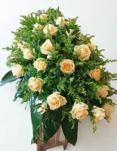 Trauergesteck-mit-cremefarbenen-Rosen