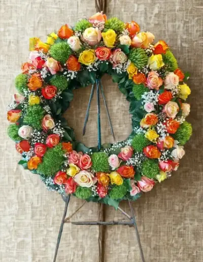 Trauerfloristik-Rosen-in-Gelb-Orange-und-Rosa-weissen-Schleierkrautblueten-und-gruenem-Beiwerk (1)