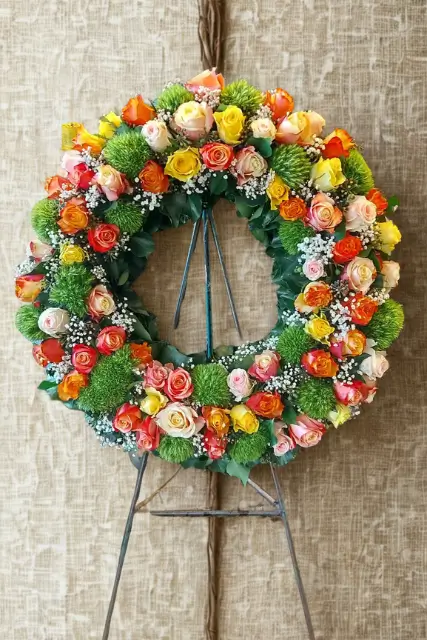 Trauerfloristik-Rosen-in-Gelb-Orange-und-Rosa-weissen-Schleierkrautblueten-und-gruenem-Beiwerk (1)