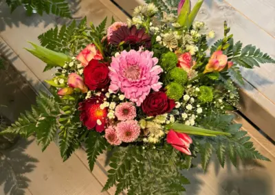 Floristik - Bunter Blumenstrauß mit Rosen, Gerbera, Chrysanthemen, Tulpen und Schleierkraut