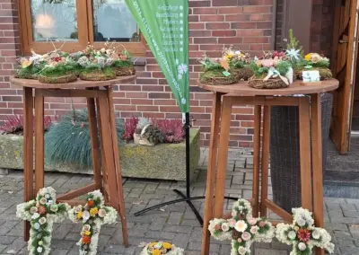 Auswahl handgefertigter floraler Gestecke und Kreuze mit Naturmaterialien