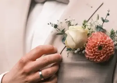 Hochzeit Ansteckblume mit weißer Rose