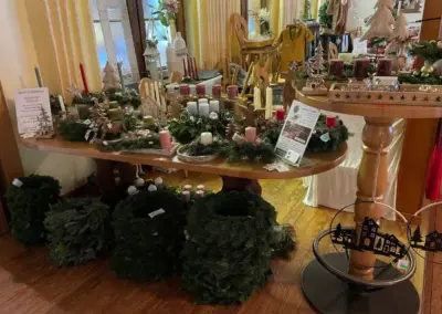 Adventsausstellung mit Adventskränzen, Kerzen und weihnachtlicher Dekoration
