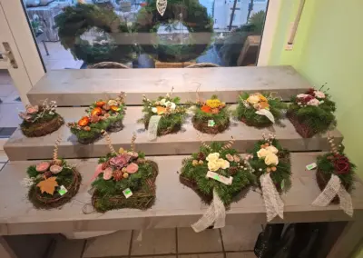 Gestecke aus Tannengrün mit Blumen und Naturmaterialien