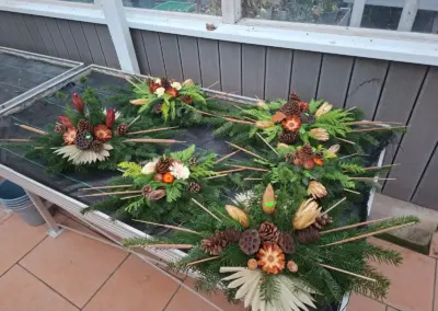 Gestecke aus Tannengrün mit Zapfen und Naturmaterialien
