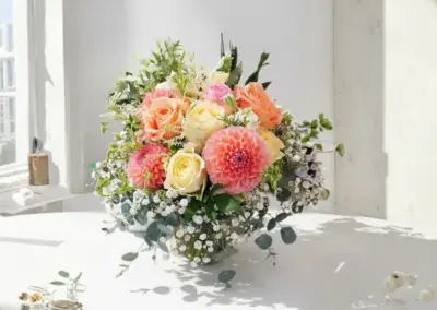 Üppiger Blumenstrauß mit Rosen und Dahlien in Apricot, Rosa und Creme sowie Schleierkraut und Eukalyptus